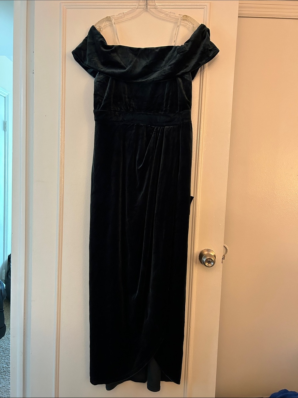 Lulu’s Off-Shoulder Velvet Evening Dress in Green